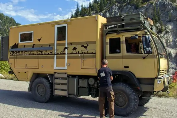 Modelos de Camper Off-Road Compacto com Tração Reduzida Para Percursos nas Encostas Nevadas dos Pirineus