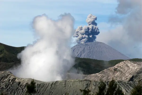 Jornada pelos Vulcões Ativos da Islândia em Terrenos de Lava Solidificada e Superfícies Congeladas